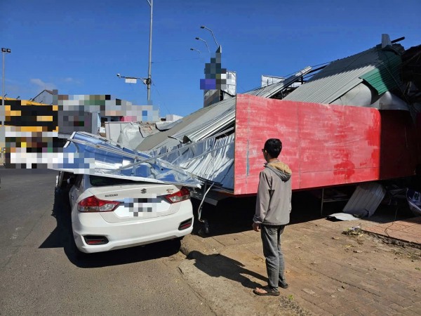 Đắk Lắk: Sập bảng hiệu cửa hàng điện thoại di động, một người bị thương