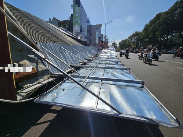 Đắk Lắk: Sập bảng hiệu cửa hàng điện thoại di động, một người bị thương