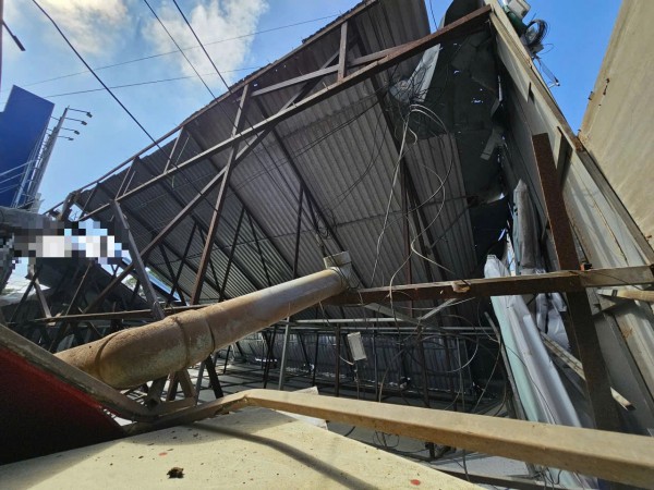 Đắk Lắk: Sập bảng hiệu cửa hàng điện thoại di động, một người bị thương