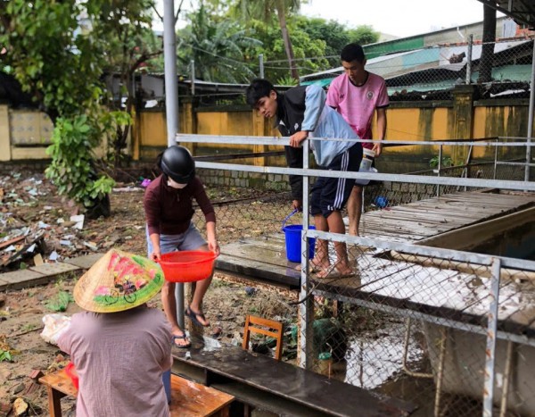 Đắk Lắk: Thầy cô cùng học sinh xắn tay dọn dẹp trường học sau lũ lụt