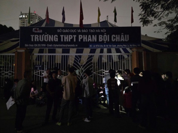 Đằng sau cảnh phụ huynh xếp hàng xuyên đêm ghi danh vào lớp 10