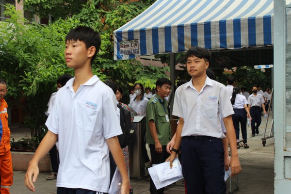 Đề văn lớp 10 TP.HCM hay nhưng khó 