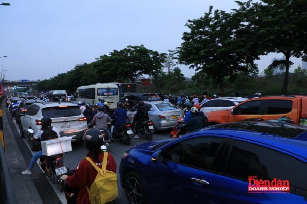 Đề xuất thu phí xe xăng dầu: Động lực chuyển đổi giao thông đô thị