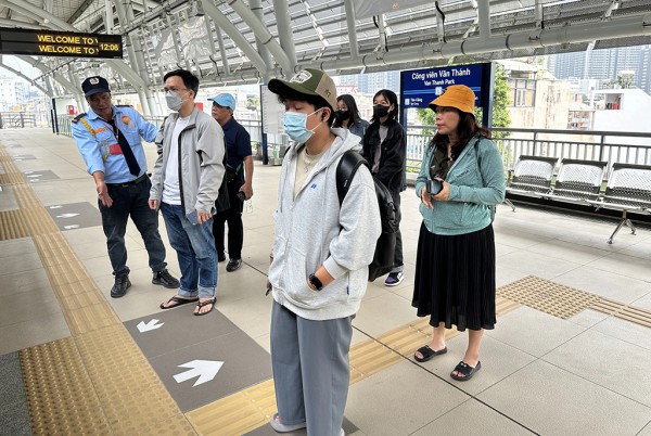 Đi metro rất cần ứng xử văn minh, hiện đại