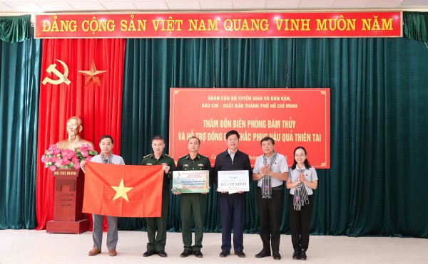 Đoàn tuyên giáo, báo chí TP.HCM tặng quà 2 xã biên giới của tỉnh Cao Bằng