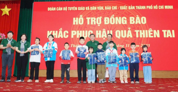 Đoàn tuyên giáo, báo chí TP.HCM tặng quà bà con Thái Nguyên bị thiệt hại mưa lũ
