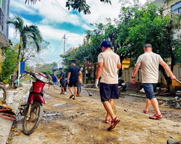 Đội hình CSGT Công an TPHCM dọn dẹp sạch sẽ bệnh viện, khu dân cư tại Gia Lai