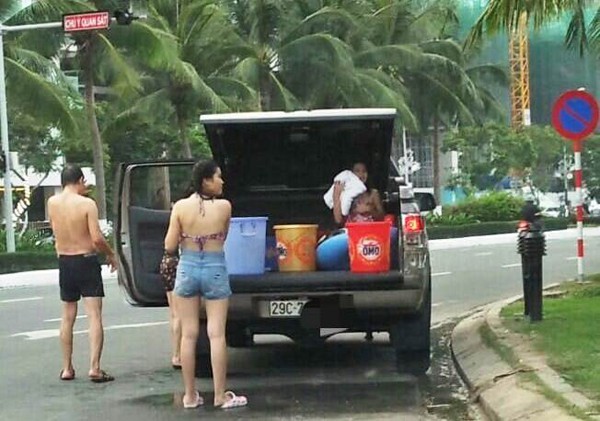 Cả nhà thản nhiên đỗ ô tô, tắm táp trên đường phố Đà Nẵng