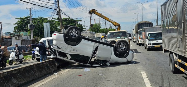 Ô tô lật ngửa trên dốc cầu Bình Thuận, gia đình 4 người may mắn thoát nạn Ô tô lật ngửa trên dốc cầu Bình Thuận, gia đình 4 người may mắn thoát nạn