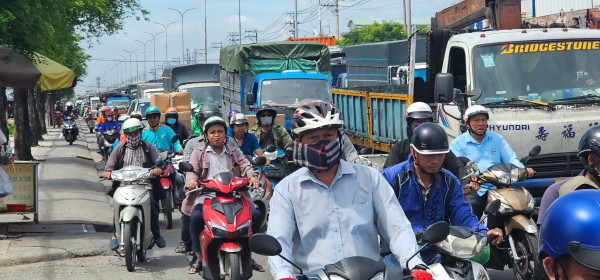 Ô tô lật ngửa trên dốc cầu Bình Thuận, gia đình 4 người may mắn thoát nạn Ô tô lật ngửa trên dốc cầu Bình Thuận, gia đình 4 người may mắn thoát nạn