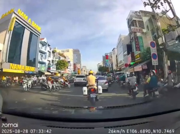 CSGT TPHCM hụ còi mở đường cho ôtô đưa thai phụ đến BV Từ Dũ