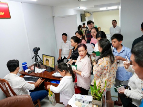 TP.HCM vận hành chính quyền 2 cấp: Người dân xếp hàng từ sớm làm hộ chiếu TP.HCM vận hành chính quyền 2 cấp: Người dân xếp hàng từ sớm làm hộ chiếu