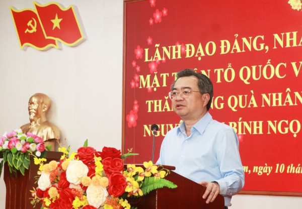 Ủy viên Bộ Chính trị Nguyễn Thanh Nghị tặng quà tết ở Cà Mau