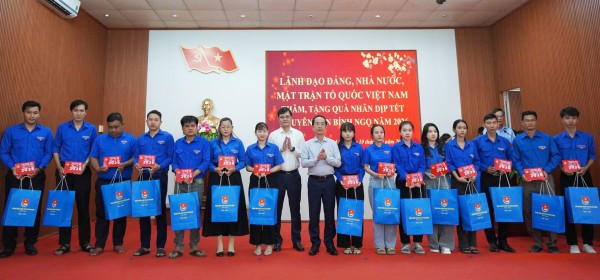 Ủy viên Bộ Chính trị Nguyễn Thanh Nghị tặng quà tết ở Cà Mau