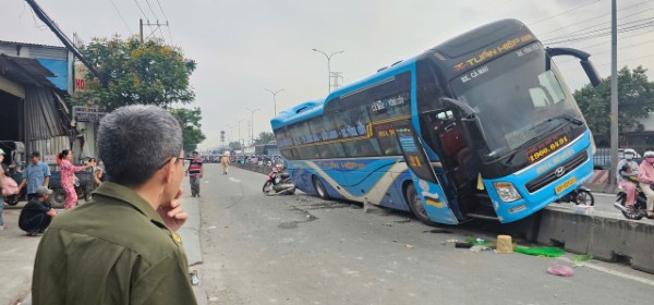 Xe khách giường nằm leo dải phân cách, hành khách hoảng loạn Xe khách giường nằm leo dải phân cách, hành khách hoảng loạn