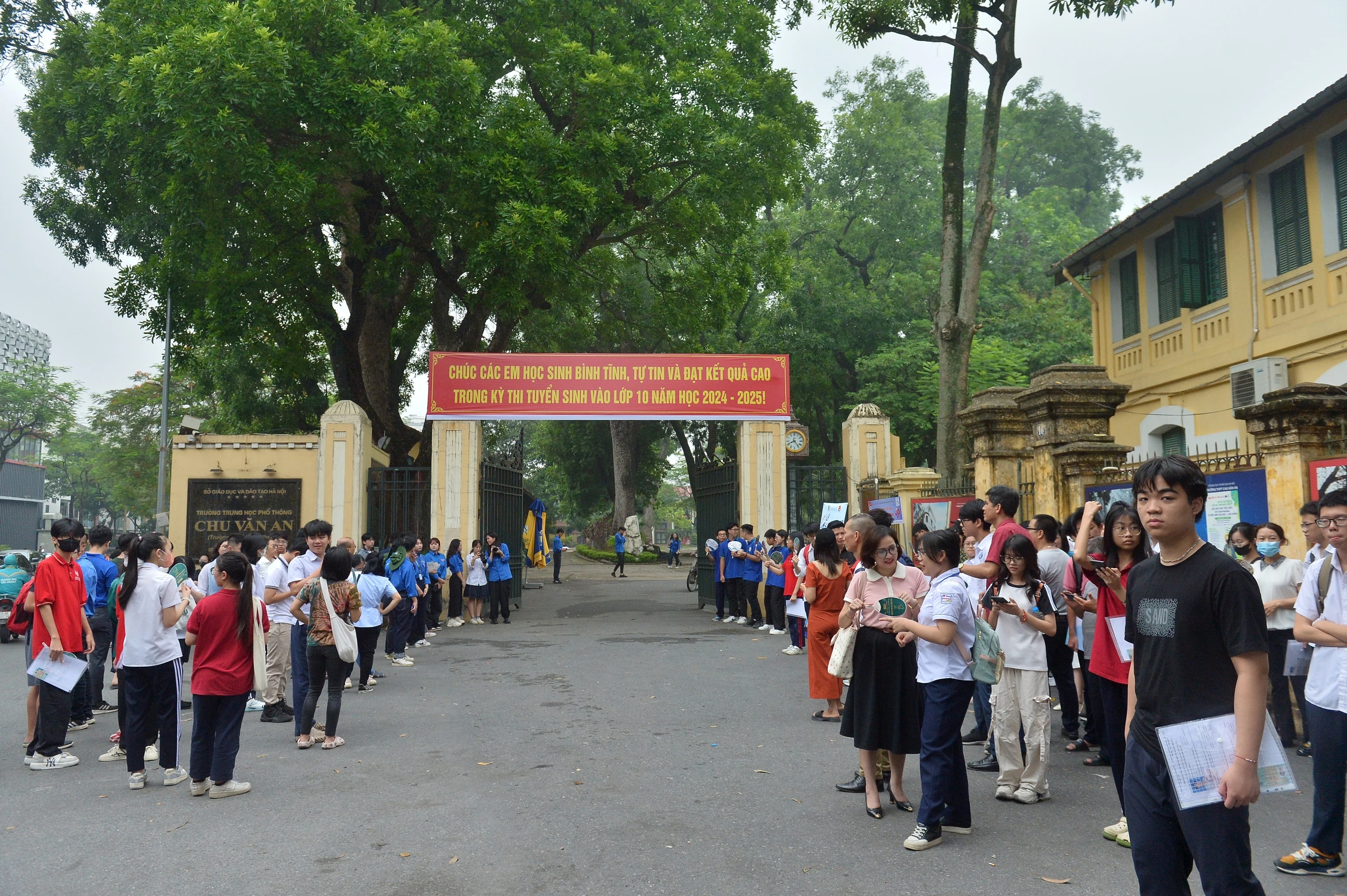 100.000 học sinh Hà Nội làm thủ tục thi vào 10: Nhiều thí sinh quên mang CCCD