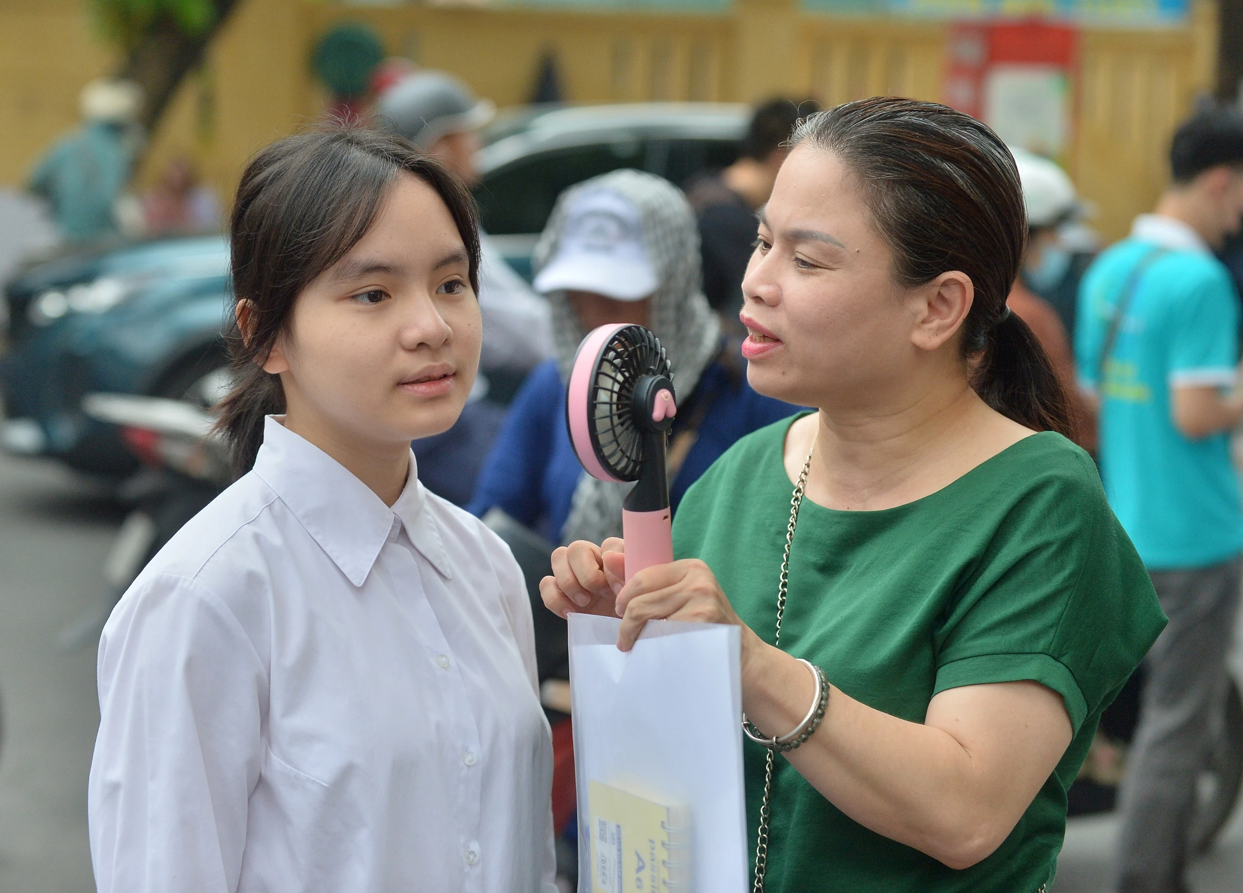 100.000 học sinh Hà Nội làm thủ tục thi vào 10: Nhiều thí sinh quên mang CCCD