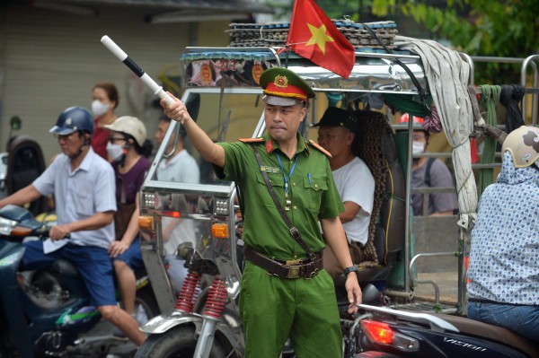 100.000 học sinh Hà Nội làm thủ tục thi vào 10: Nhiều thí sinh quên mang CCCD