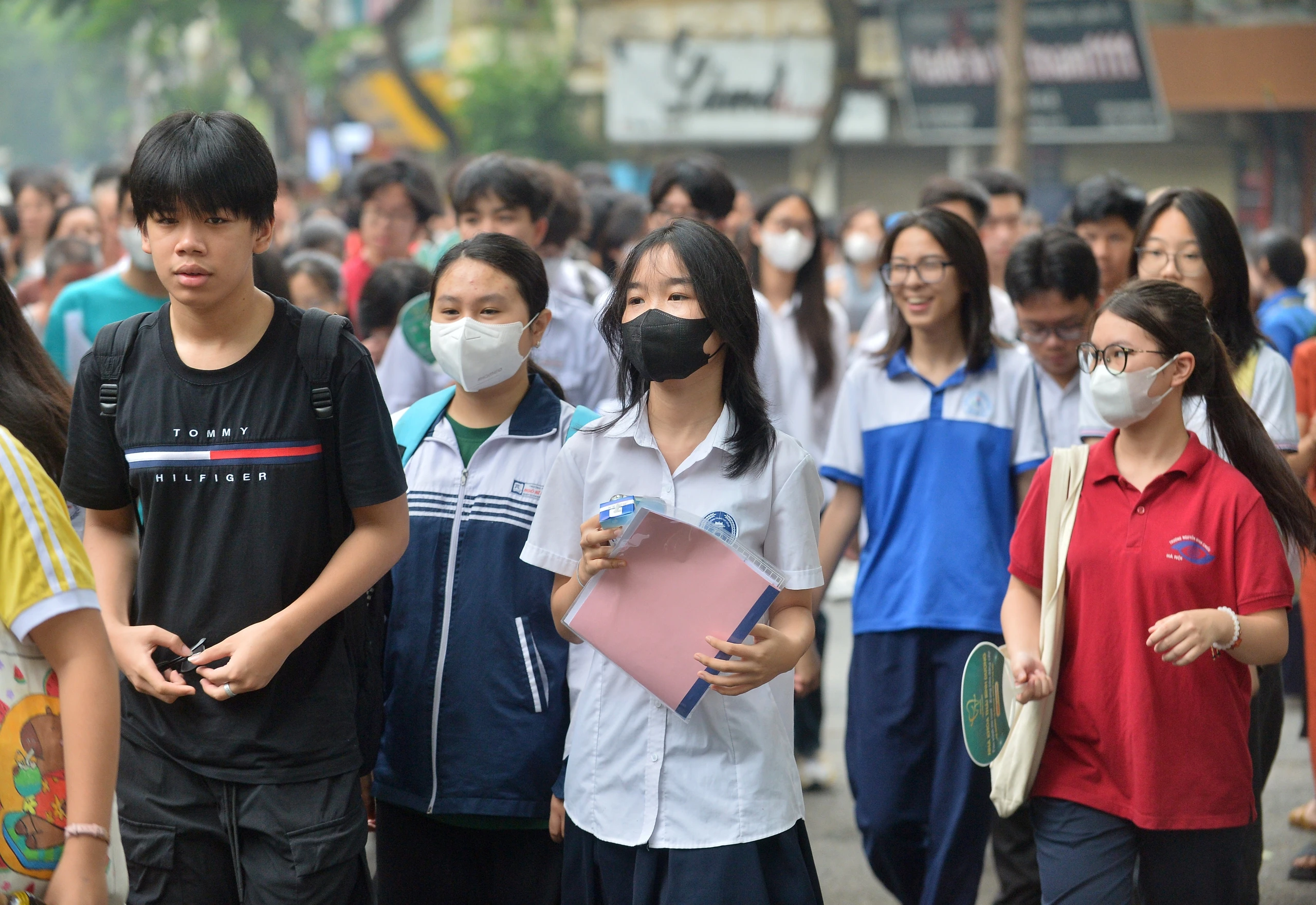 100.000 học sinh Hà Nội làm thủ tục thi vào 10: Nhiều thí sinh quên mang CCCD