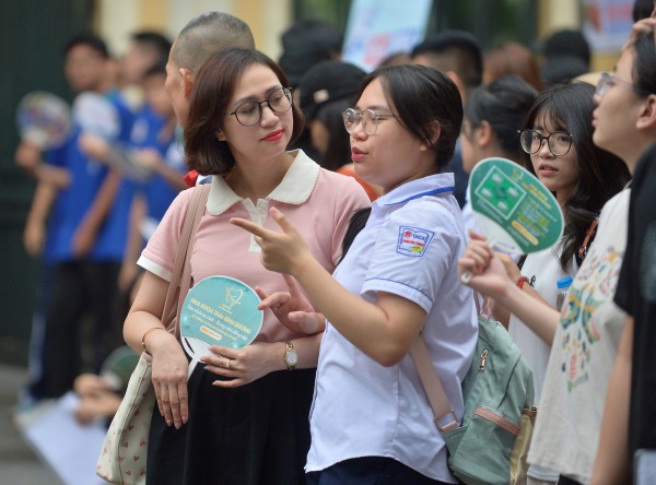 100.000 học sinh Hà Nội làm thủ tục thi vào 10: Nhiều thí sinh quên mang CCCD