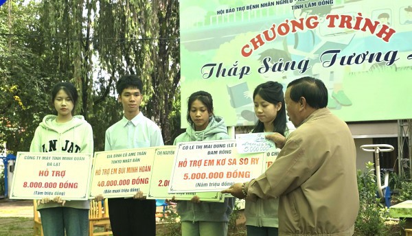 4 tân sinh viên mồ côi Làng SOS Đà Lạt nhận gần 1 tỉ đồng học bổng
