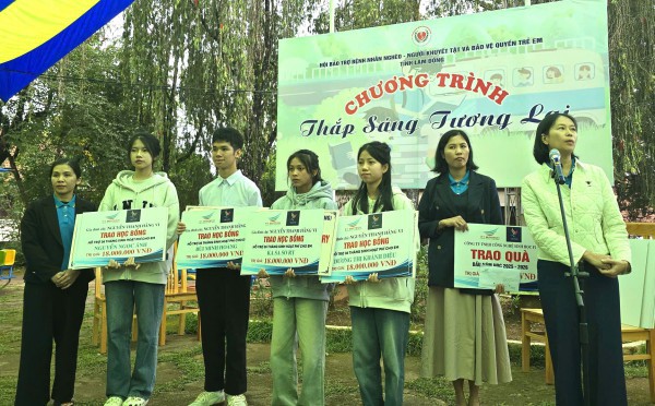 4 tân sinh viên mồ côi Làng SOS Đà Lạt nhận gần 1 tỉ đồng học bổng