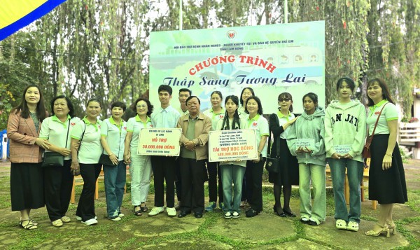 4 tân sinh viên mồ côi Làng SOS Đà Lạt nhận gần 1 tỉ đồng học bổng