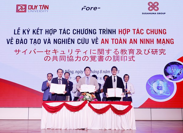 40 sinh viên ĐH Duy Tân được trả 400 – 800 USD/tháng qua hợp tác với Fore