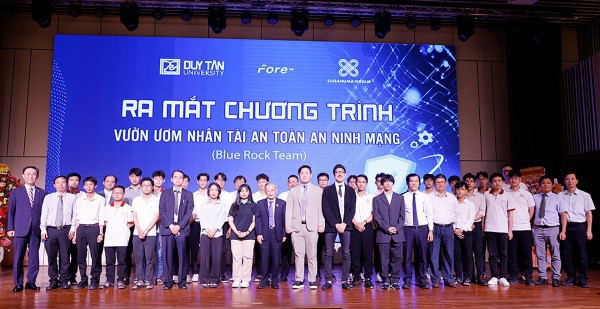 40 sinh viên ĐH Duy Tân được trả 400 – 800 USD/tháng qua hợp tác với Fore