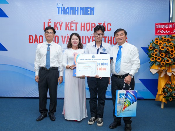 Ba mất vì Covid-19, nam sinh viên vừa học vừa phụ quán, cùng mẹ nuôi em