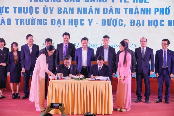 Bàn giao Trường cao đẳng Y tế Huế vào Trường đại học Y dược Huế