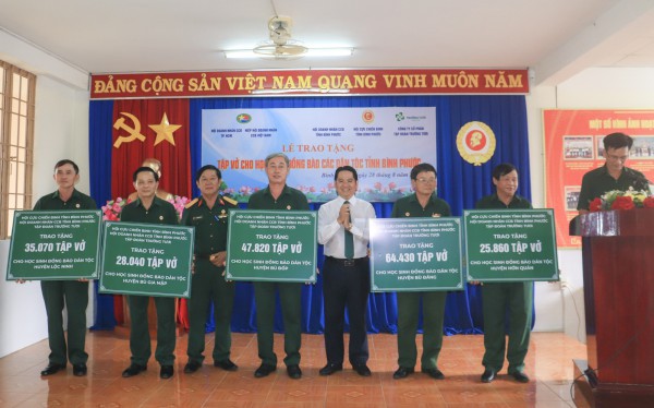 Bình Phước: Tặng 292.000 tập vở cho học sinh dân tộc thiểu số trước năm học mới