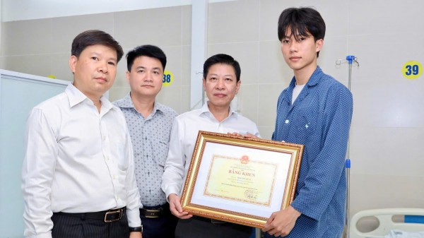 Bộ GD-ĐT tặng bằng khen nam sinh xông vào đám cháy cứu người