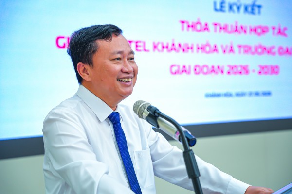 Bộ GD-ĐT trao quyết định bổ nhiệm Ban giám hiệu Trường ĐH Nha Trang