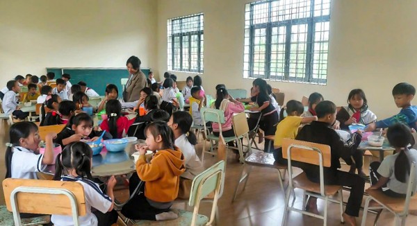 Bữa cơm trưa miễn phí ở lưng chừng núi Bữa cơm trưa miễn phí ở lưng chừng núi