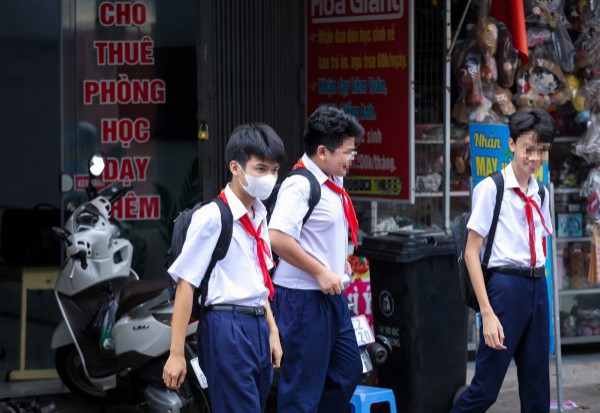 Cấm dạy thêm tiểu học: Con học yếu, phụ huynh phải làm sao?