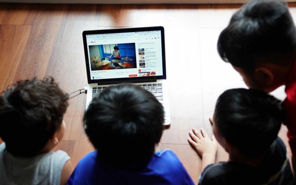 Cấm trẻ em dùng mạng xã hội: Làm sao đừng để chỉ là 