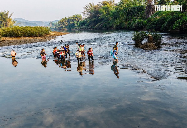 Cận cảnh cõng học sinh 