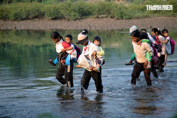Cận cảnh cõng học sinh 