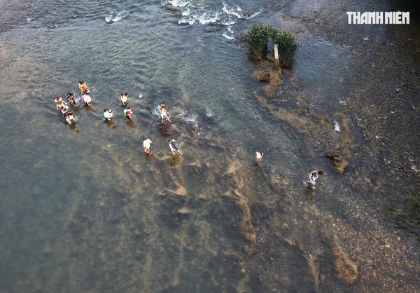 Cận cảnh cõng học sinh 