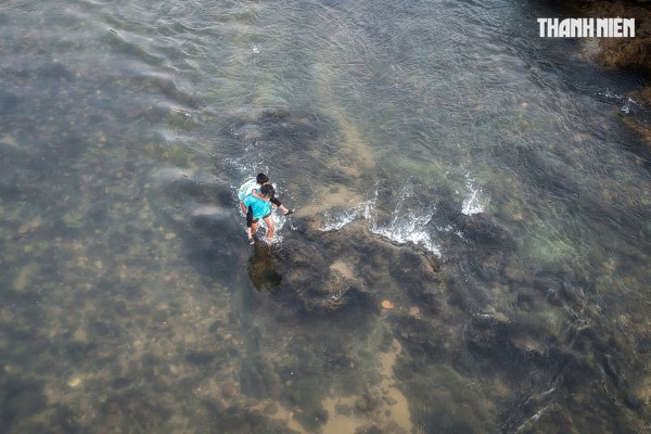 Cận cảnh cõng học sinh 