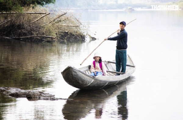 Cận cảnh cõng học sinh 