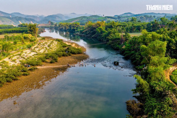 Cận cảnh cõng học sinh 