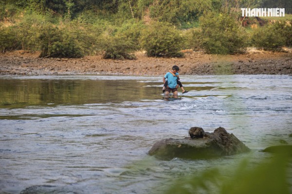Cận cảnh cõng học sinh 