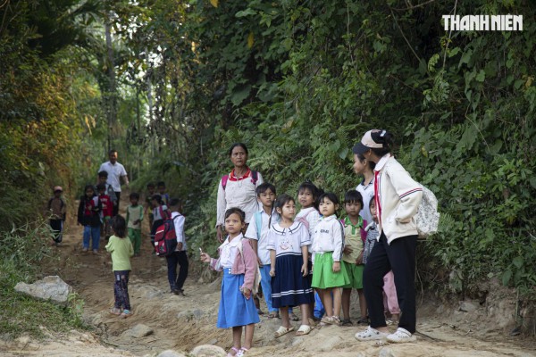 Cận cảnh cõng học sinh 