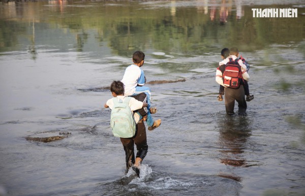 Cận cảnh cõng học sinh 