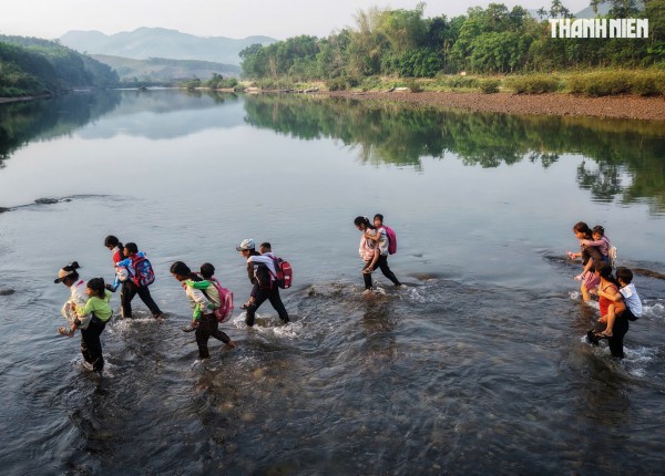 Cận cảnh cõng học sinh 