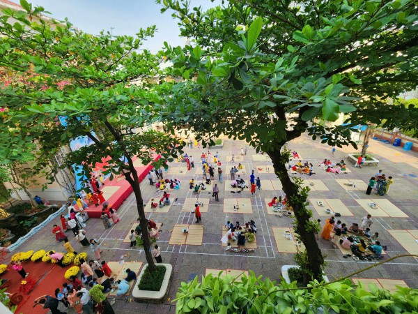 Câu chuyện xúc động sau nồi bánh chưng ở sân trường