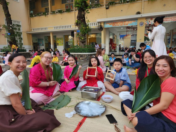 Câu chuyện xúc động sau nồi bánh chưng ở sân trường