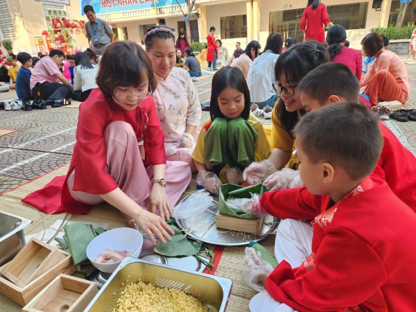 Câu chuyện xúc động sau nồi bánh chưng ở sân trường